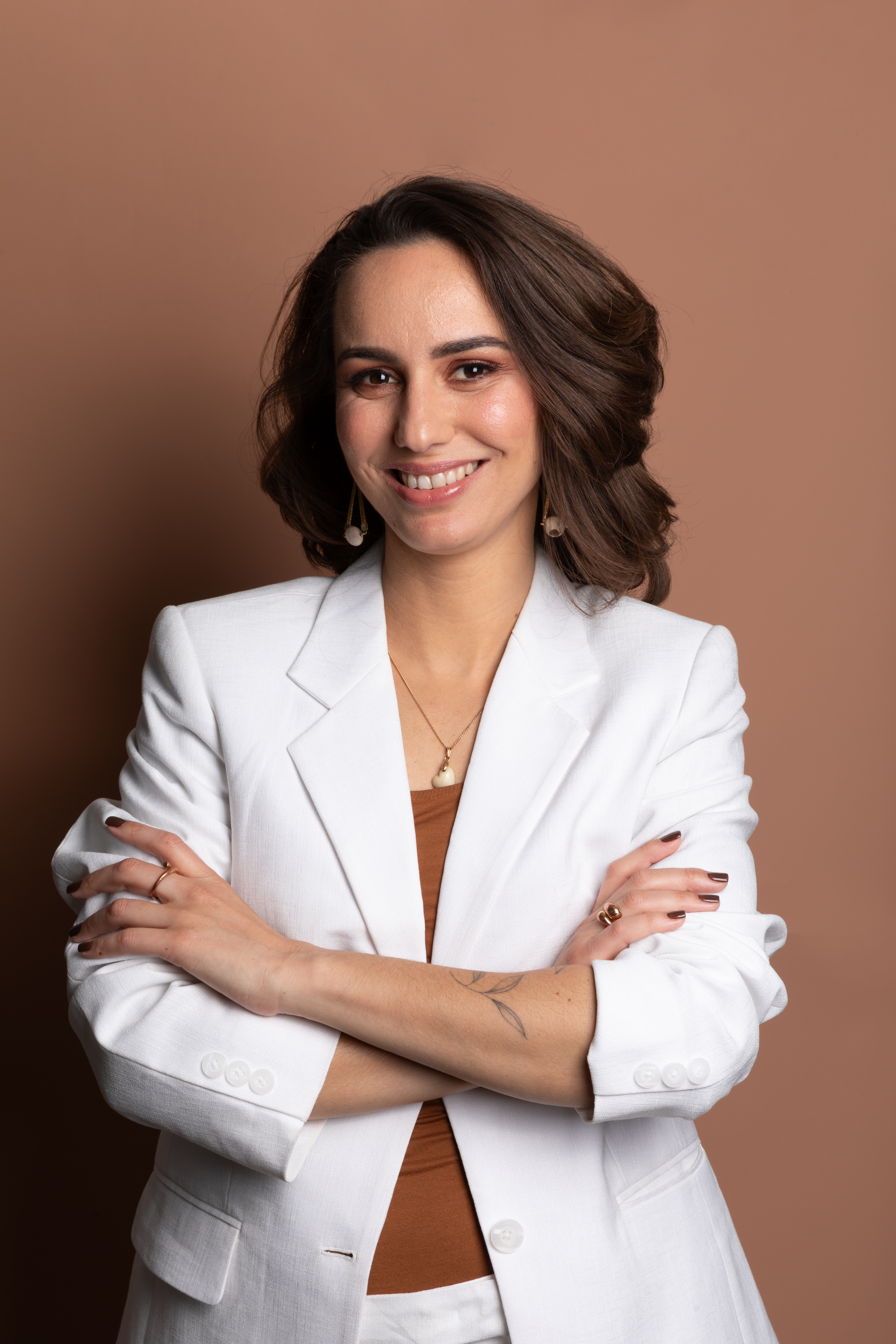 Thainy Macedo Doula e educadora perinatal vestindo blazer branco