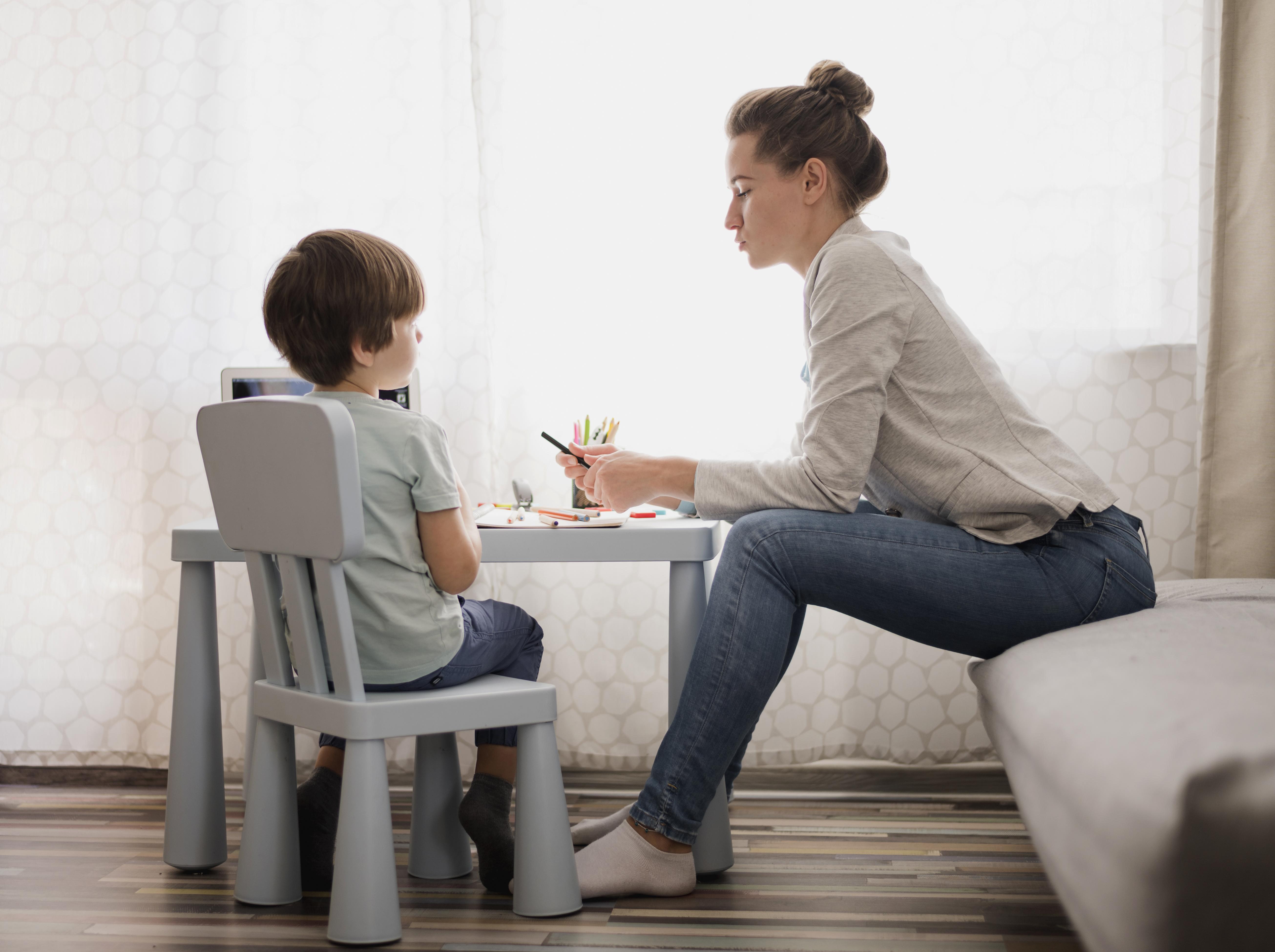 Terapeuta infantil com uma criança